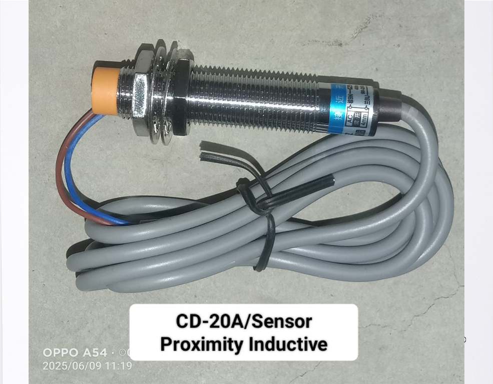 Sensor proximity induktif di mesin CD-20A digunakan untuk menjamin presisi posisi dan mengontrol urutan kerja otomatis dengan mendeteksi keberadaan bagian logam tertentu, sehingga seluruh proses seali